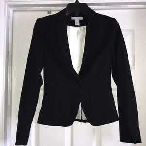 H&M black blazer size 4 US. Great condition🥰